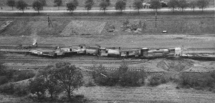 Pociąg pancerny nr 13 od lewej
